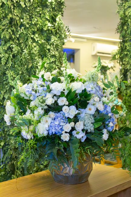Arreglo floral azul y blanco para una ceremonia