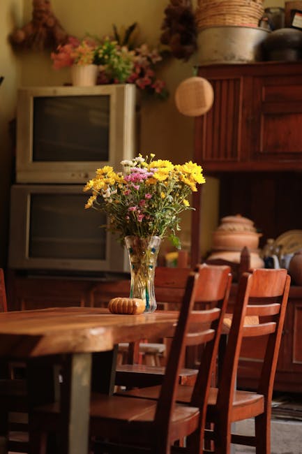 Decoración floral con detalle vintage sobre mesa de madera